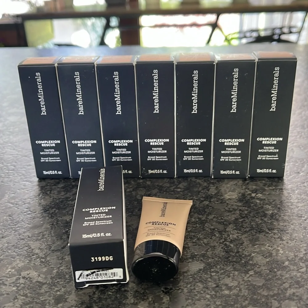 Bare Minerals Complexion Rescue Tinted Moisturizer SPF 30 + hyaluronic acid